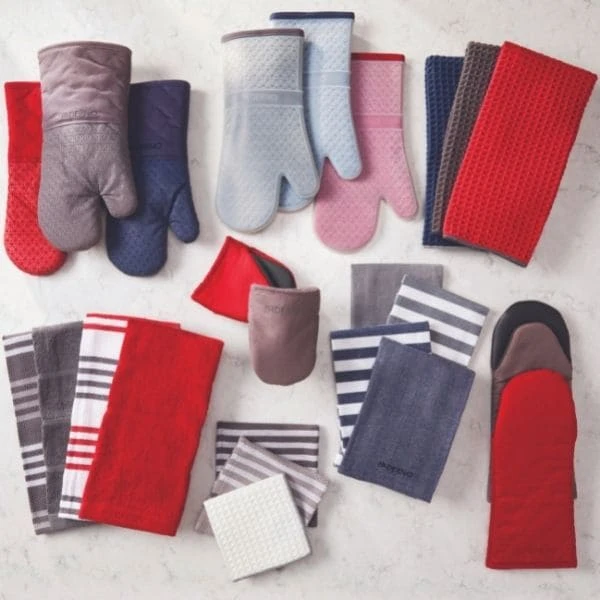 1422739_M_1b038c45-5070-491a-be83-239a611837bc.jpg Paderno Silicone Print Oven Mitt, Red | Gant De Cuisine Avec Imprimé En Silicone, Rouge Best Sellers