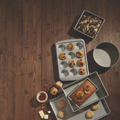 Paderno Professional Square Pan, 8-in | Moule à Gâteau Carré Professionelle, 8 Po Bakeware