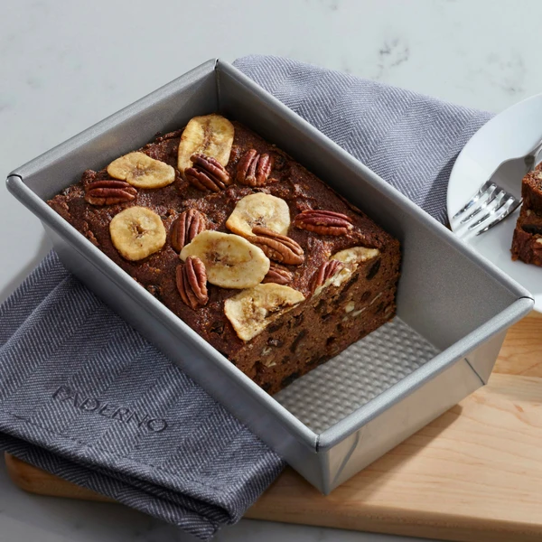 Loaf_Pan_Bakeware_Lifestyle2.png Paderno Professional Loaf Pan 9 X 5-in | Moule à Gateaux Et à Pain Professionelle, 9 X 5 Po Bakeware