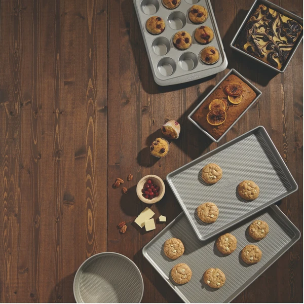 Medium_Cookie_Sheet_Bakeware_Lifestyle.png Paderno Bakeware Professional Medium Cookie Sheet, 15 X 10-in | Plaque à Biscuits De Taille Moyenne Professionelle, 15 X 10 Po