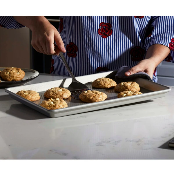 Medium_Cookie_Sheet_Bakeware_Lifestyle3.png Paderno Bakeware Professional Medium Cookie Sheet, 15 X 10-in | Plaque à Biscuits De Taille Moyenne Professionelle, 15 X 10 Po