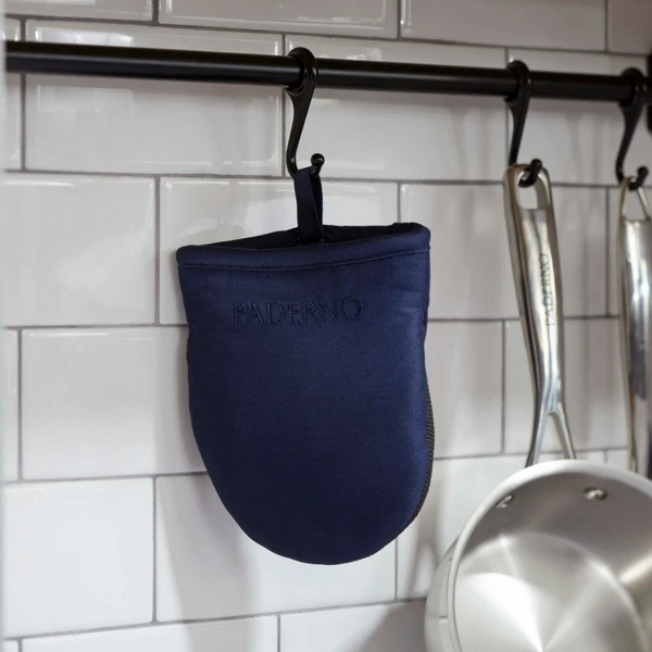 Navy_Mini_Mitt_Lifestyle1.png Paderno Mini Oven Mitt, Navy | Mini Gant De Cuisine, Marine