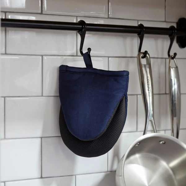 Navy_Mini_Mitt_Lifestyle2.png Paderno Mini Oven Mitt, Navy | Mini Gant De Cuisine, Marine