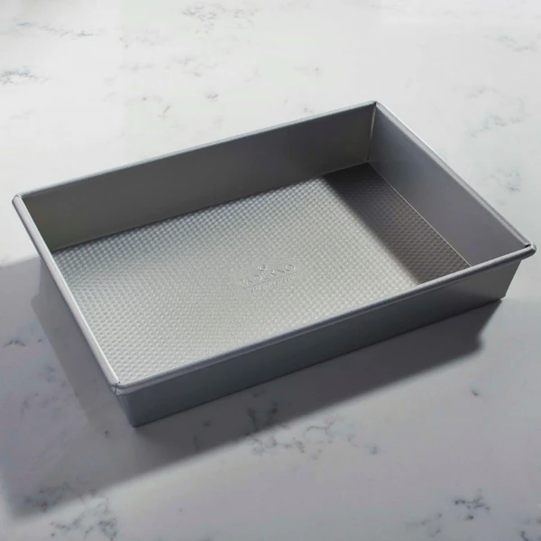 Oblong_Pan_Lifestyle.png Paderno Professional Oblong Pan, 9 X 13-in | Casserole Oblongue Professionelle, 9 X 13 Po Bakeware