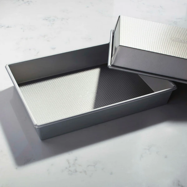 Oblong_Pan_Lifestyle2.png Paderno Professional Oblong Pan, 9 X 13-in | Casserole Oblongue Professionelle, 9 X 13 Po Bakeware