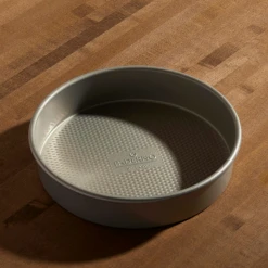 Paderno Bakeware Professional Round Cake Pan, 9-in | Moule à Gâteau Rond Professionelle, 9 Po