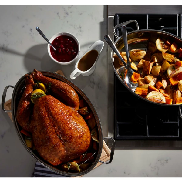 Stainless_Steel_Dome_Roaster_Lifestyle4.png Paderno Stainless Steel Multi-Roaster With Removable Rack | Rôtissoire Multifonction Avec Grille Amovible